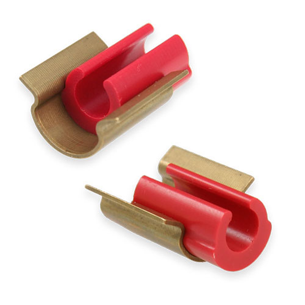 Zwei Frästeile aus Messing und rotem POM